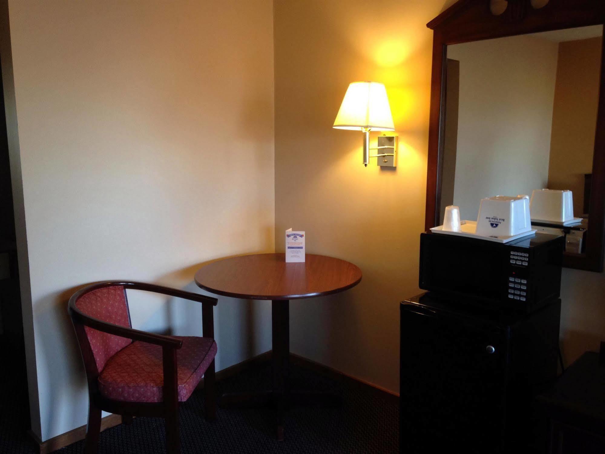 Americas Best Value Inn Plattsburgh Exterior foto